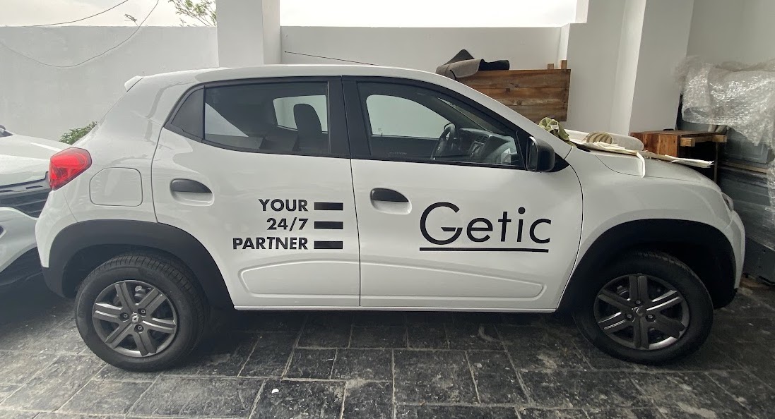 Fotomontaje de branding en vehículo